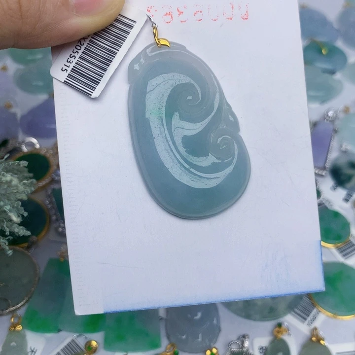翡翠18K金镶嵌颈饰如意