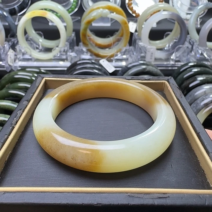 和田玉未镶嵌手镯