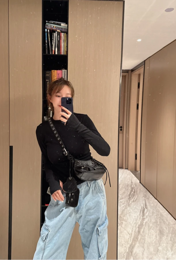 修身型常规款长袖圆领暗黑风T恤秋季时尚显瘦短款