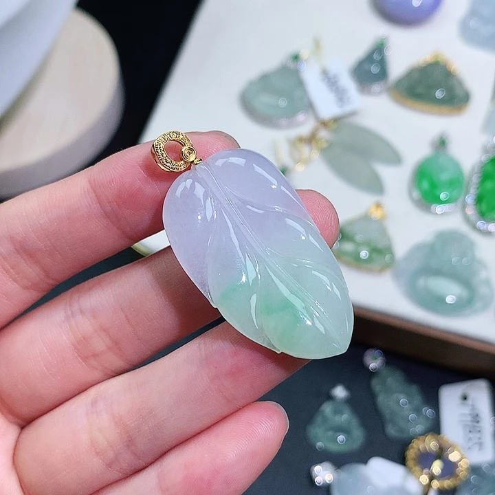 翡翠18K金镶嵌颈饰叶子