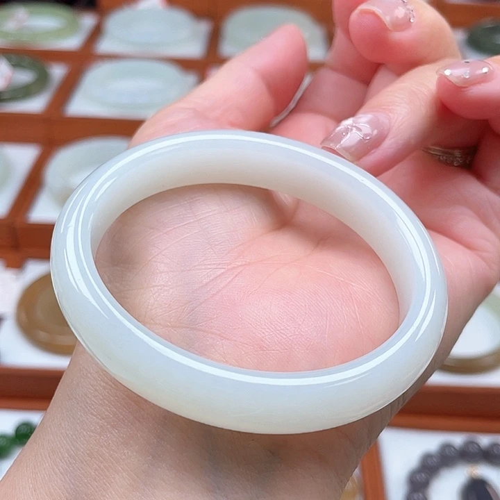 未镶嵌手镯（贵妃镯）和田玉