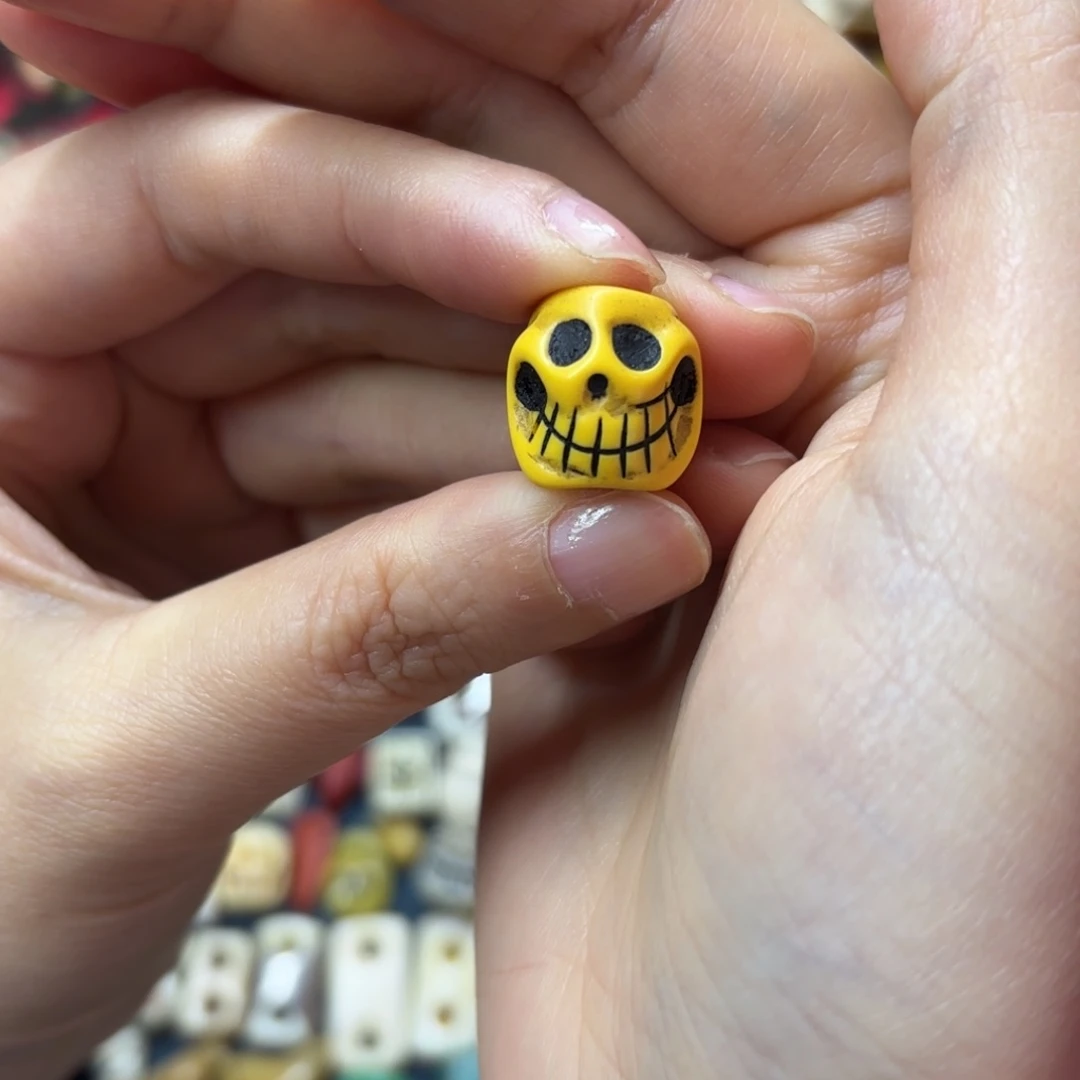 配饰和化妆等工序制作成