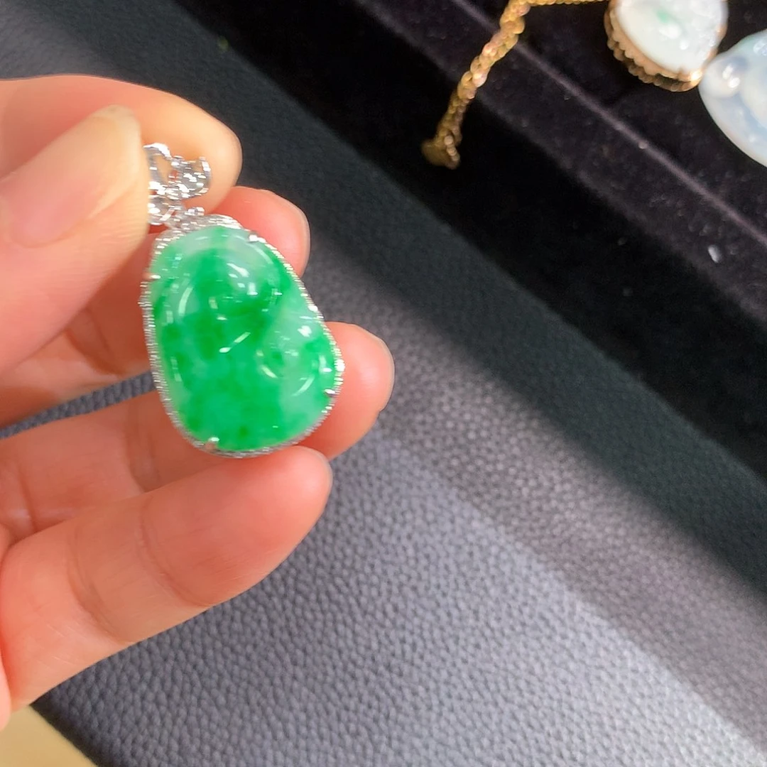翡翠18K金镶嵌颈饰如意