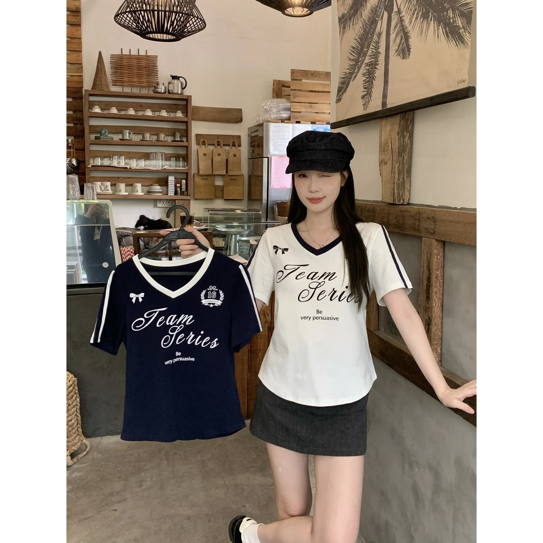 大码女装2025夏季时尚显瘦辣妹V领T恤字母印花撞色收腰上衣64001