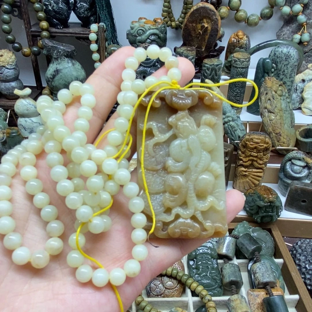 未镶嵌岫岩老玉（透闪石质玉）把件