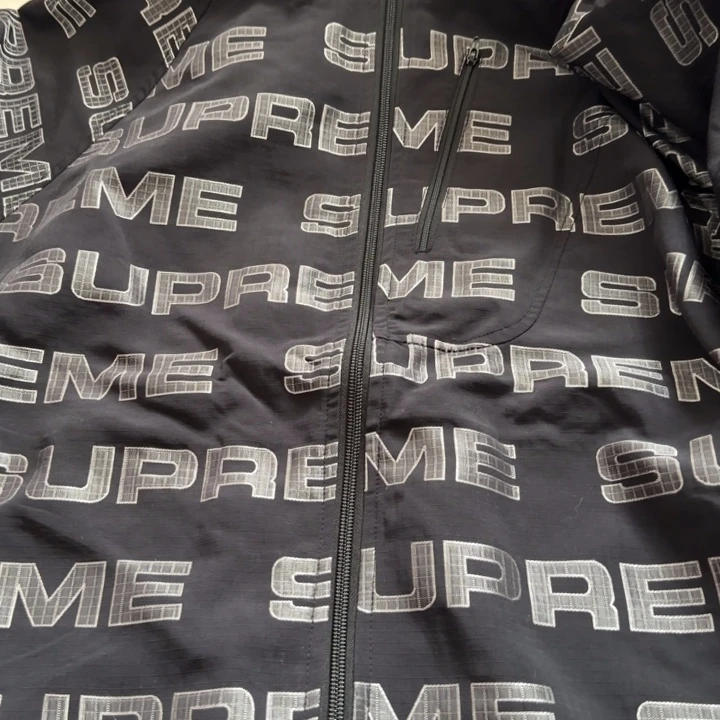 sup 黑色m码 满logo拉链冲锋衣