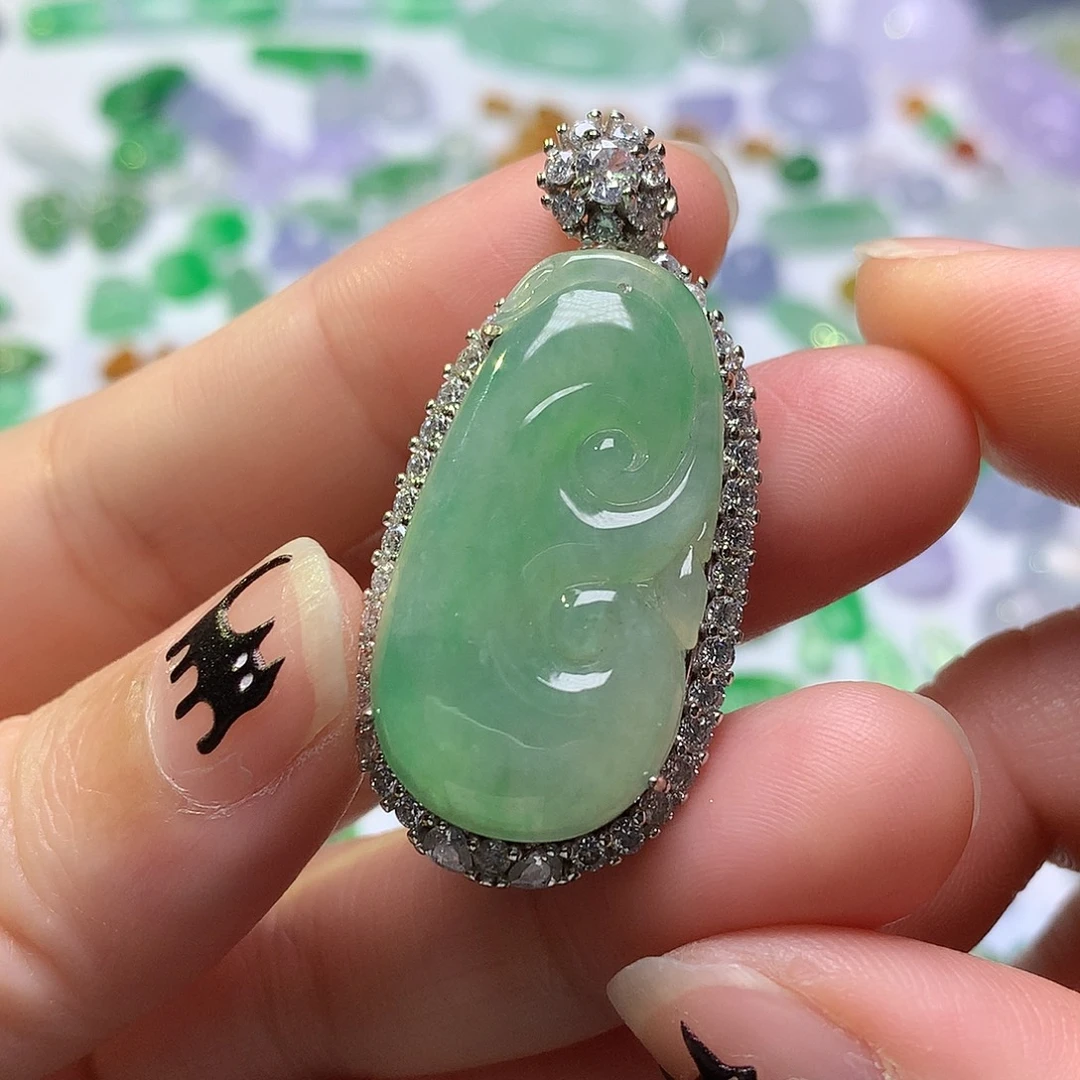 翡翠未镶嵌颈饰如意