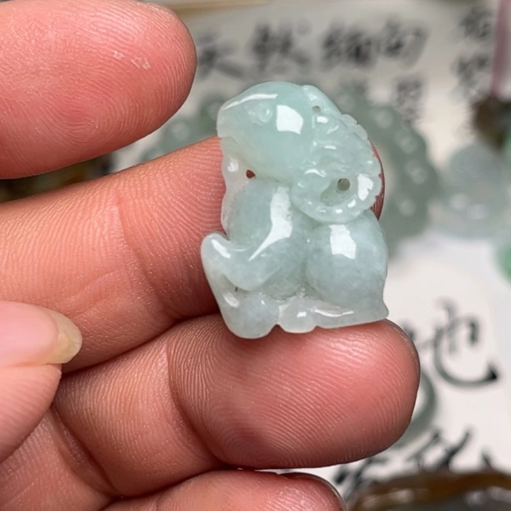 翡翠未镶嵌颈饰羊
