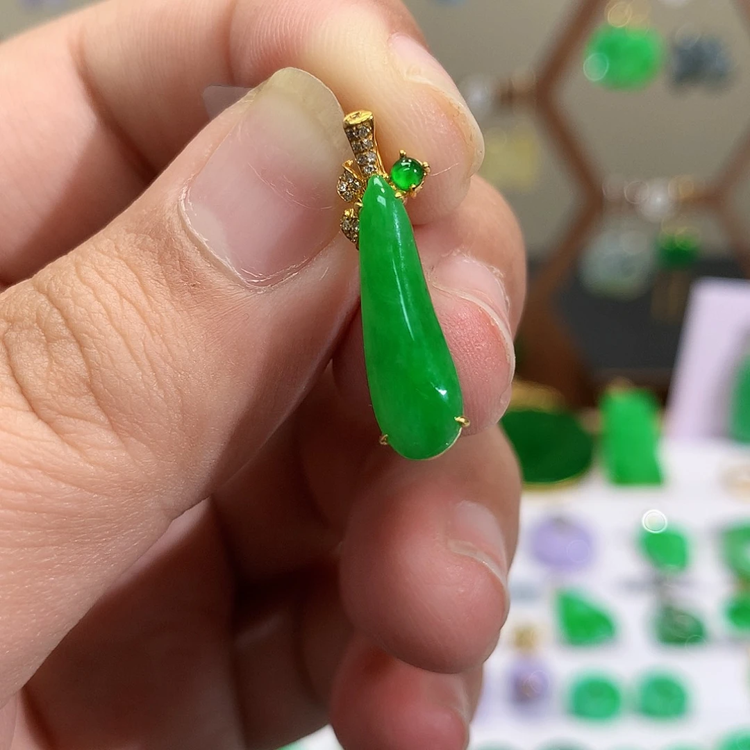 颈饰18K金镶嵌翡翠天然翡翠吊坠