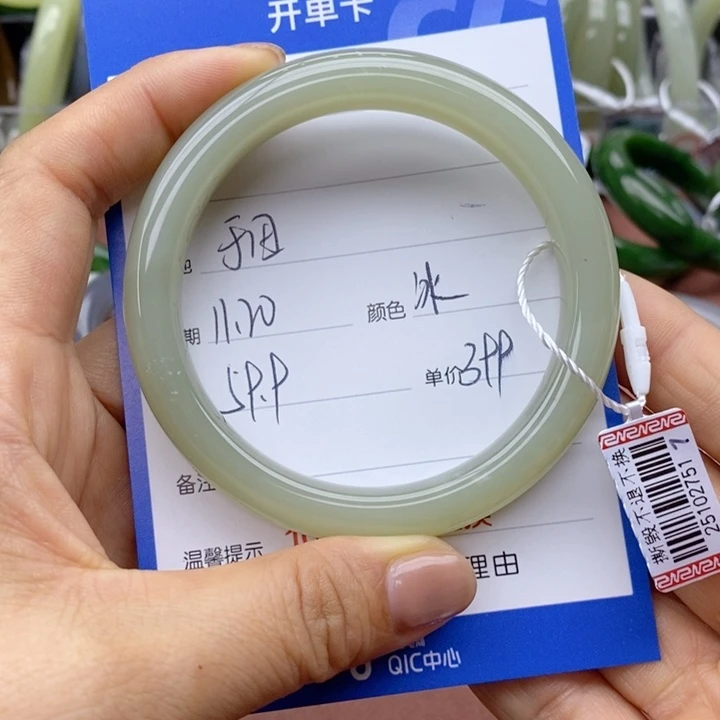 和田玉未镶嵌手镯