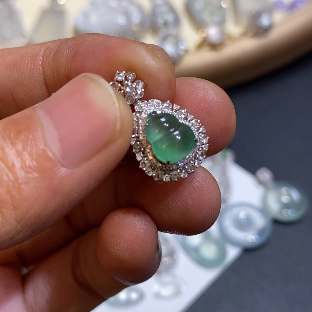 翡翠18K金镶嵌吊坠(不含链)葫芦