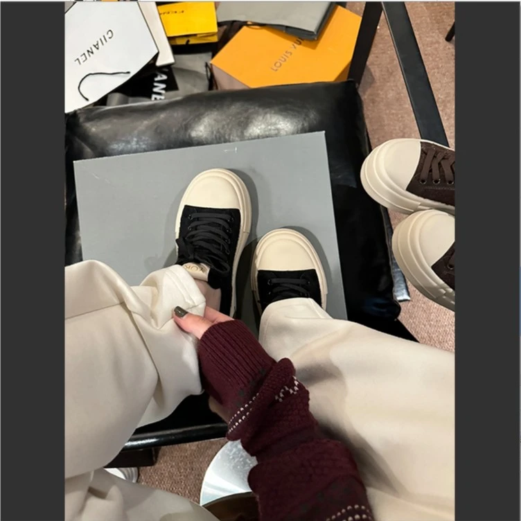 2-14    时尚休闲板鞋