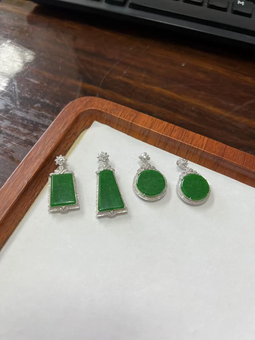 天然缅甸翡翠A货18k镶嵌满绿无事牌气质百搭 多样性