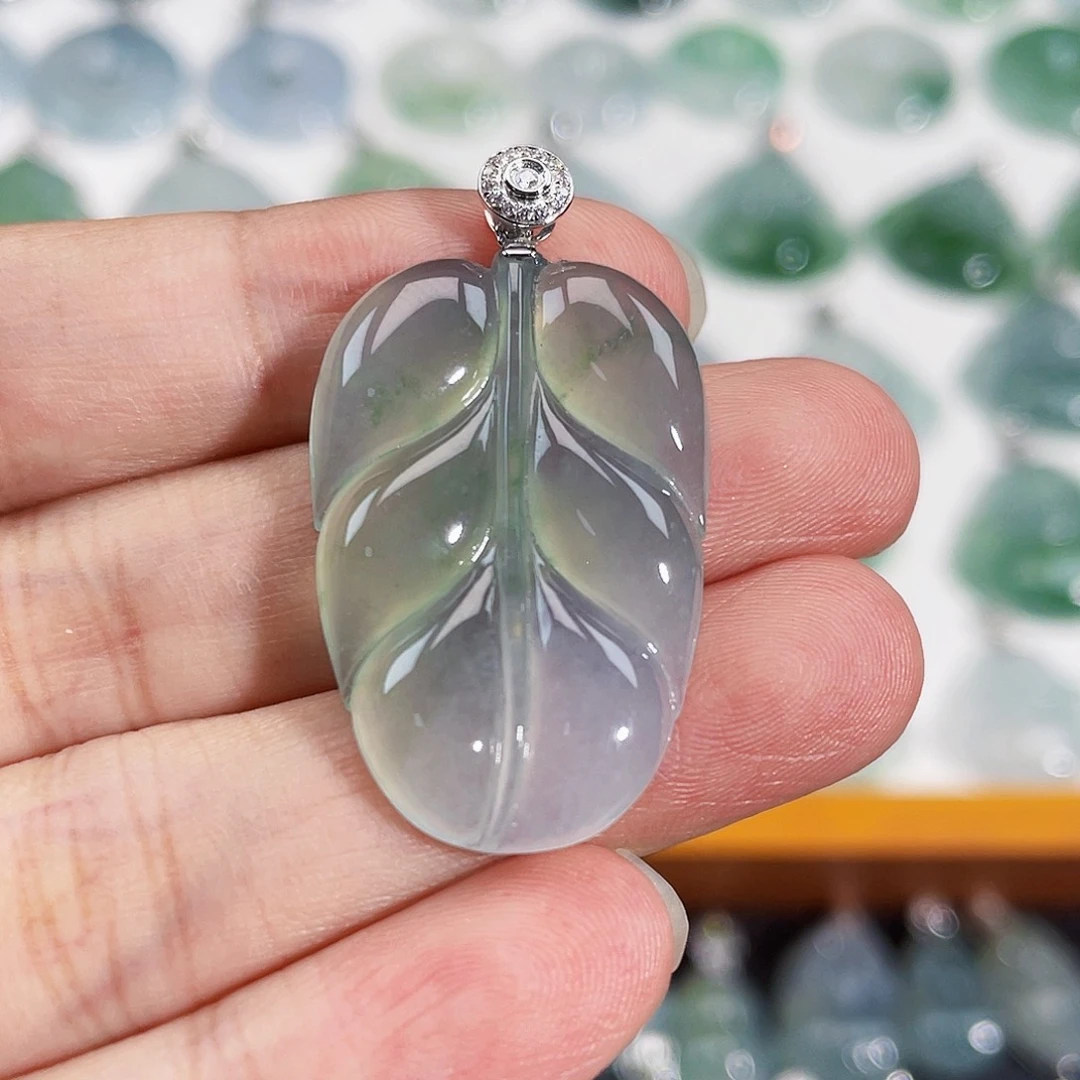 颈饰18K金镶嵌翡翠吊坠