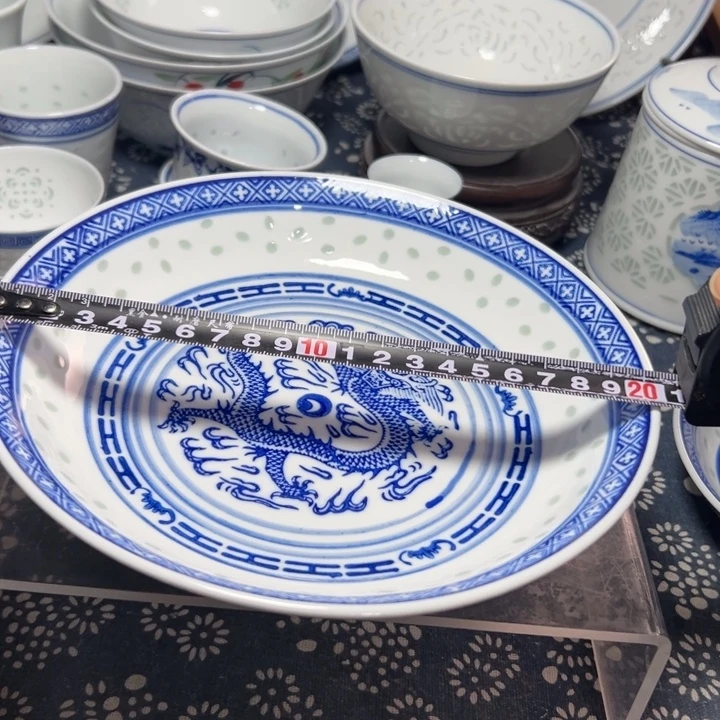 青花玲珑8寸的盘子