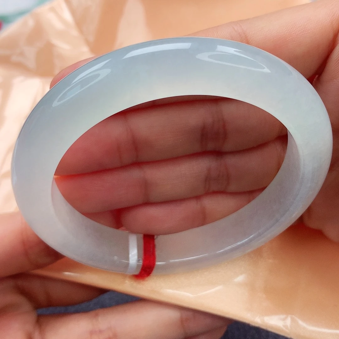 翡翠手镯未镶嵌月****了天然翡翠