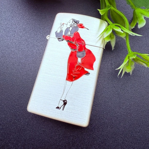 【老李鉴定】Zippo打火机纤巧窄机风中女郎DYJ1