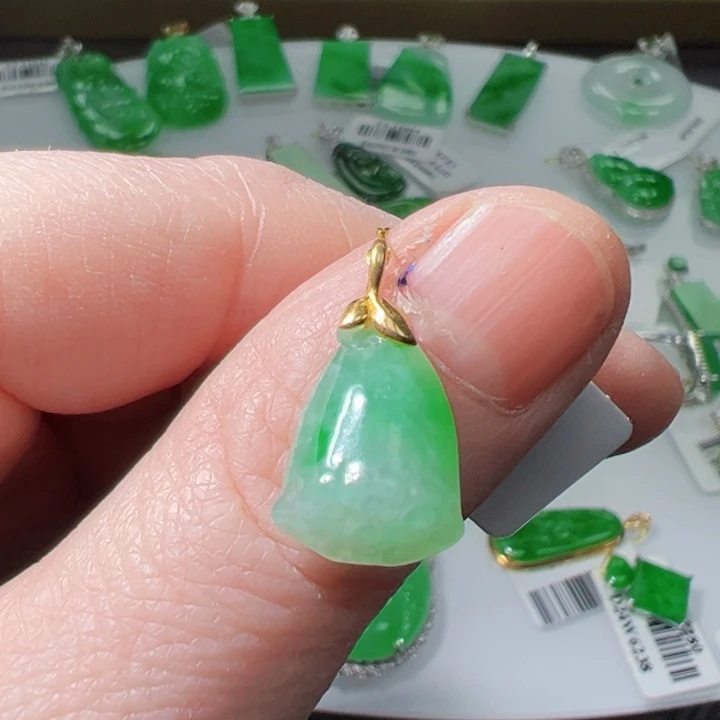 18K金镶嵌挂件翡翠