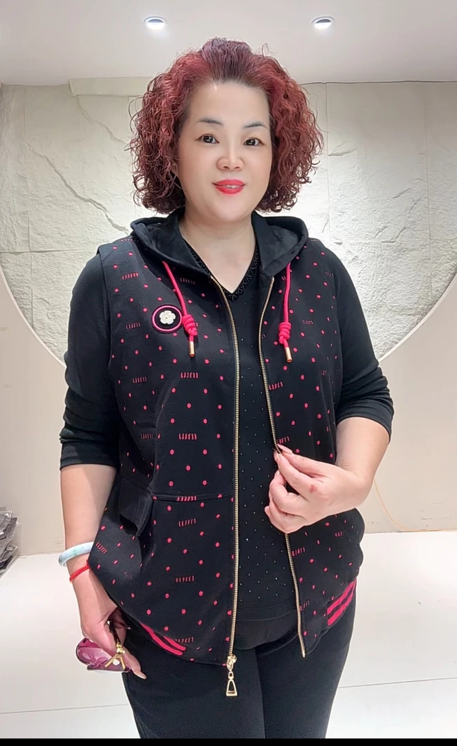 马甲【秋冬新款】9865秋季大码妈妈秋装红色连帽马甲年轻时尚洋气