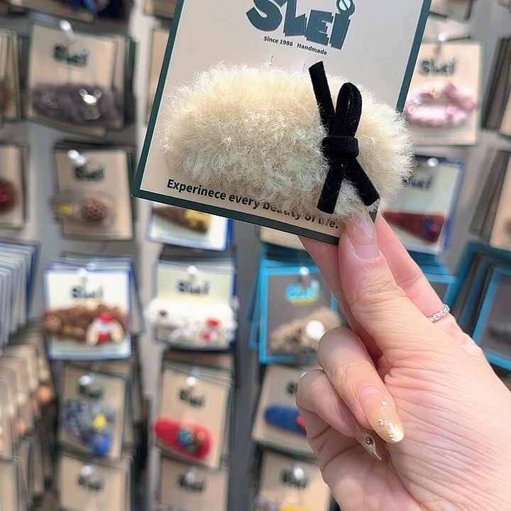 白色毛毛黑蝴蝶结