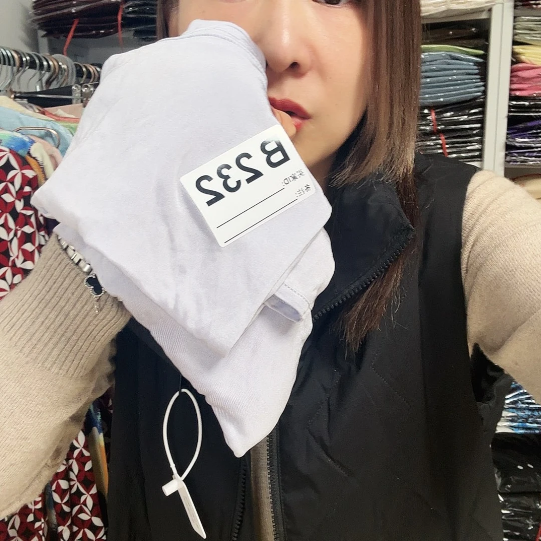 ****神232瑕疵款背心一件