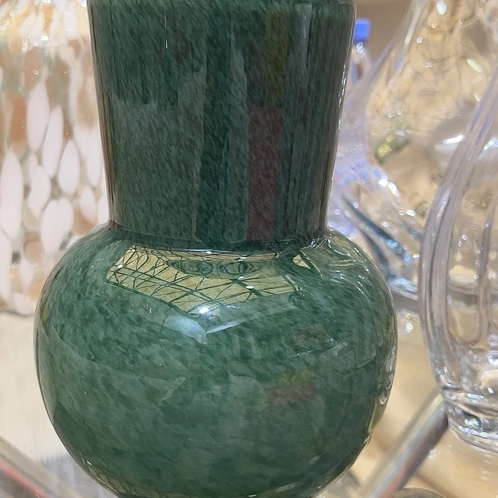 原色口8高21的玻璃花瓶
