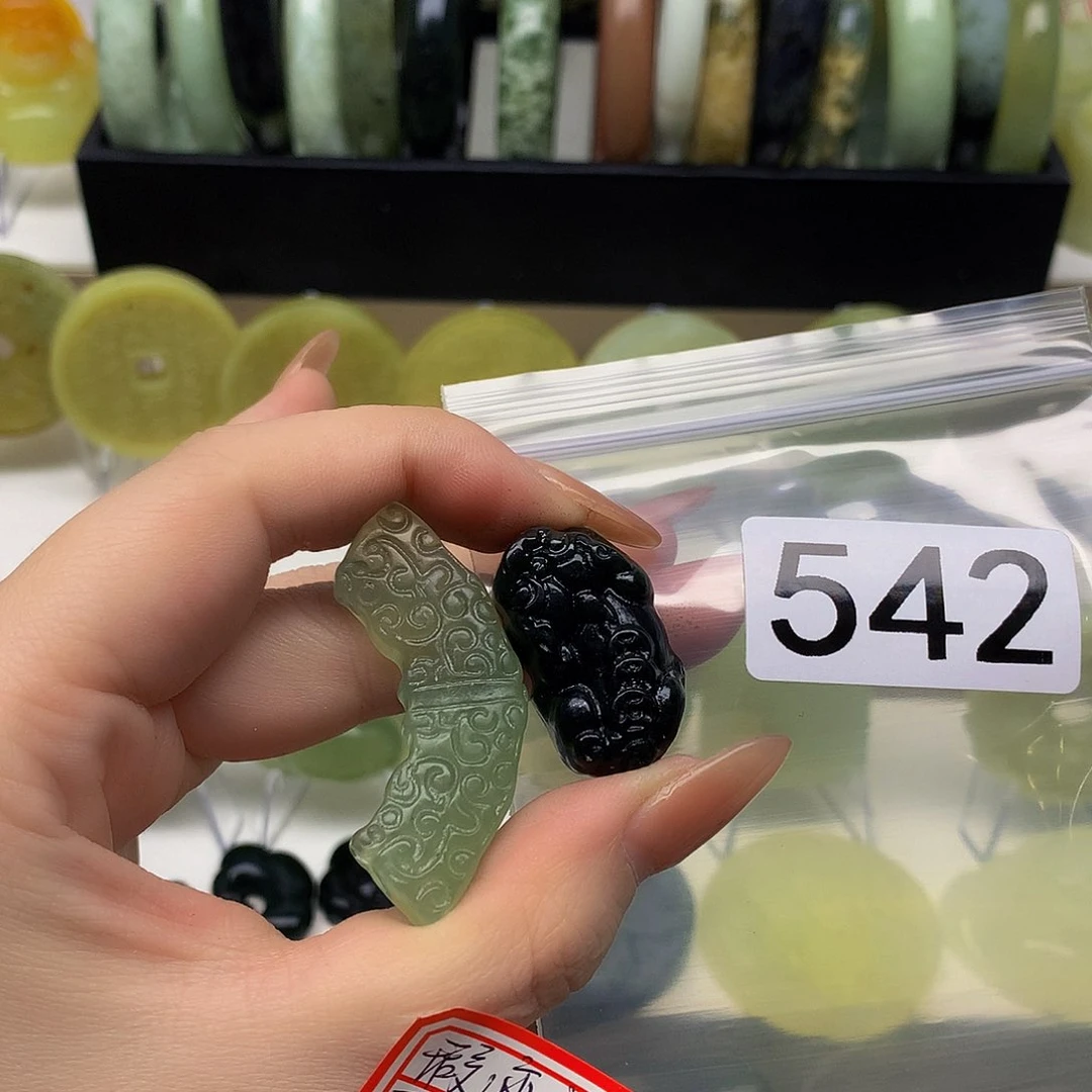 蛇纹石玉颈饰未镶嵌谢*怂