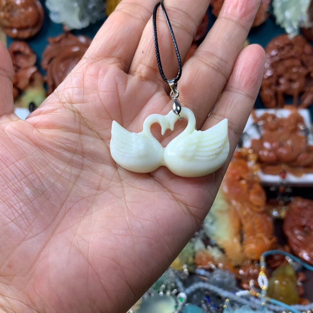 蛇纹石玉未镶嵌挂坠