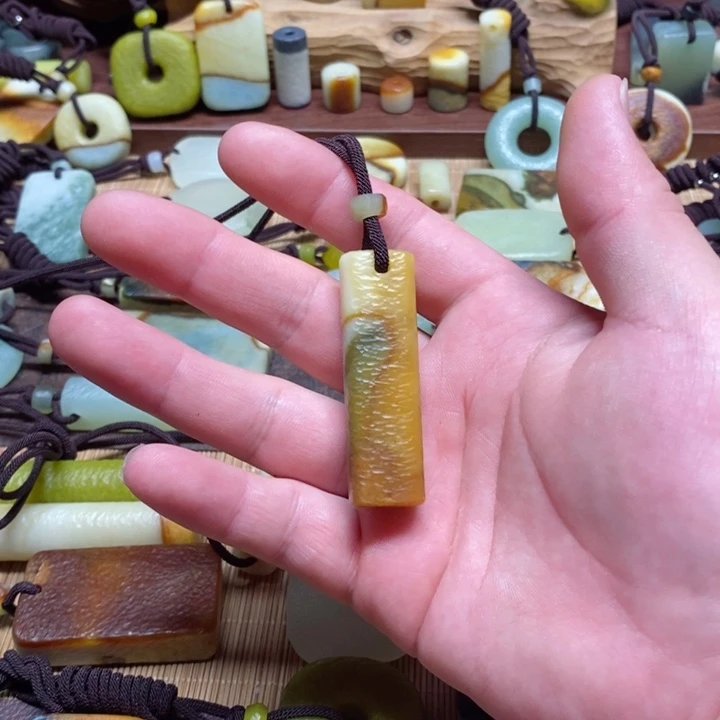 蛇纹石玉挂件未镶嵌上***玩