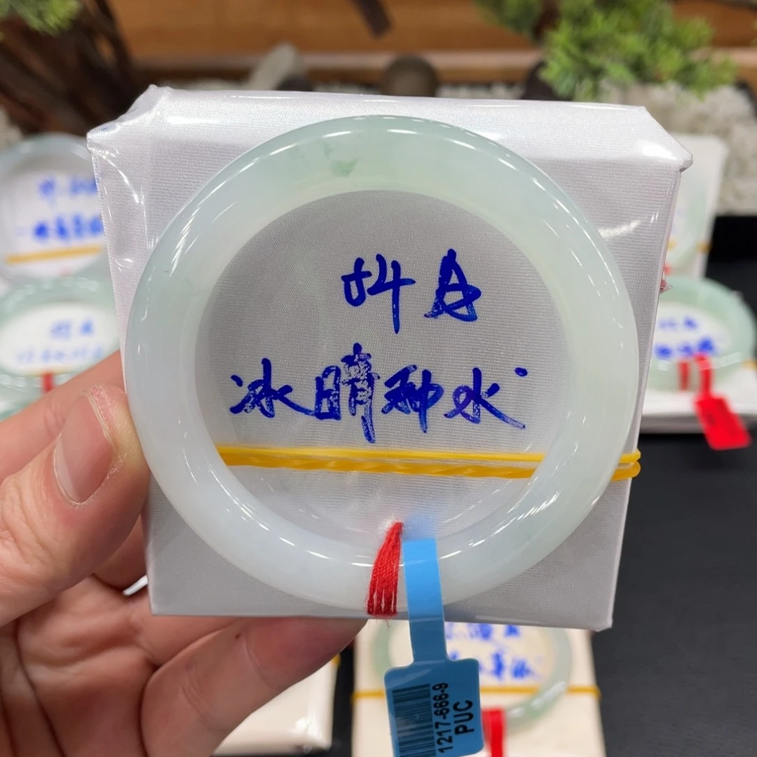 翡翠手镯未镶嵌翡翠