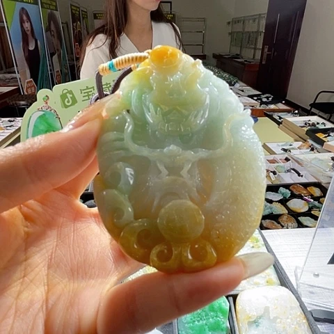 翡翠未镶嵌颈饰一个