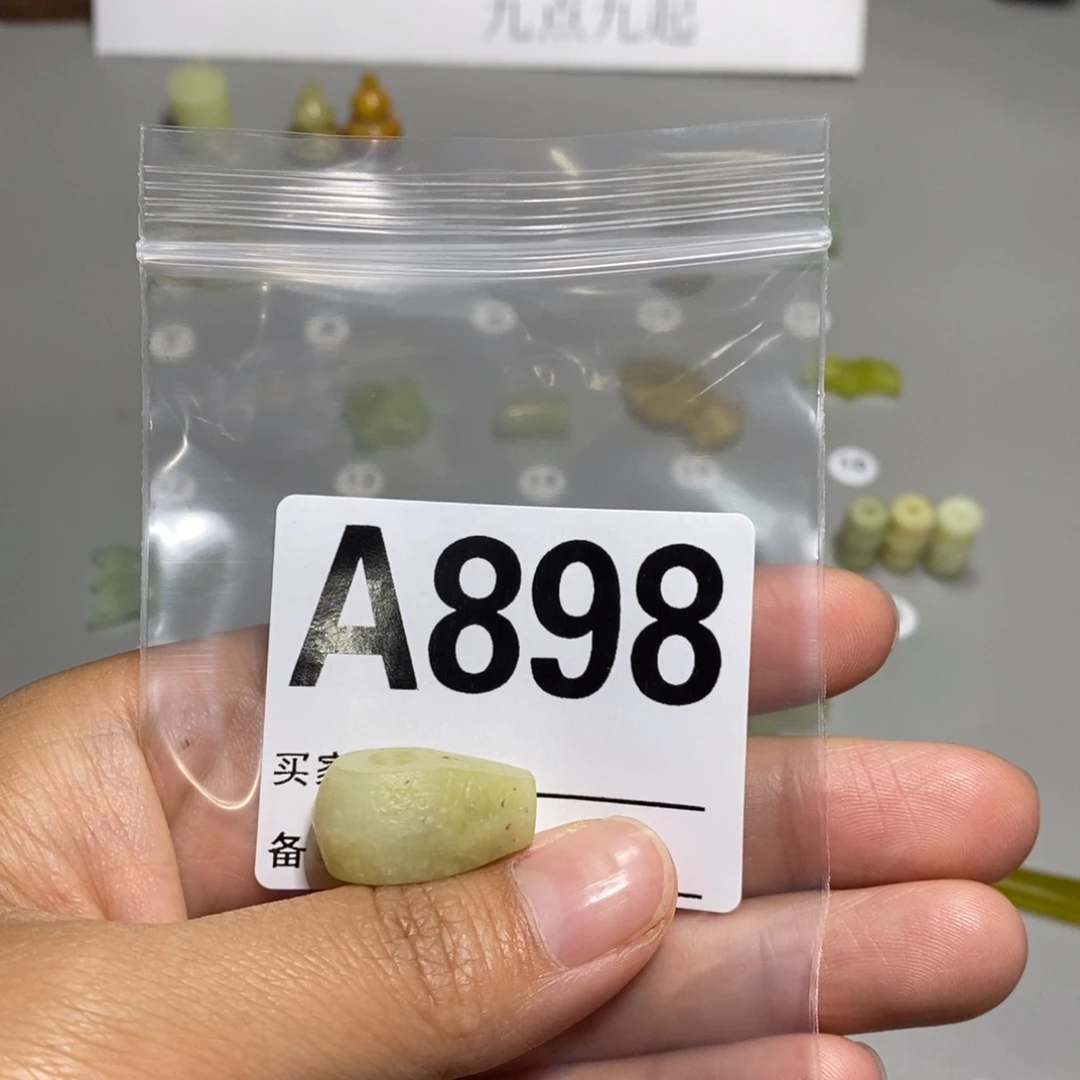 蛇纹石玉未镶嵌颈饰蚂**哥