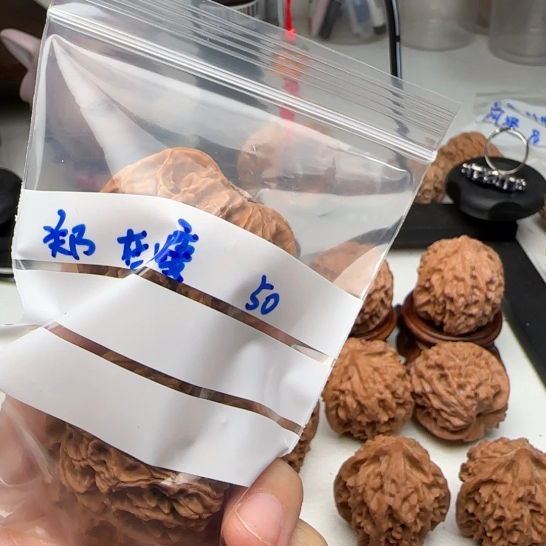 郑***瘦文玩核桃吊坠盘龙龙