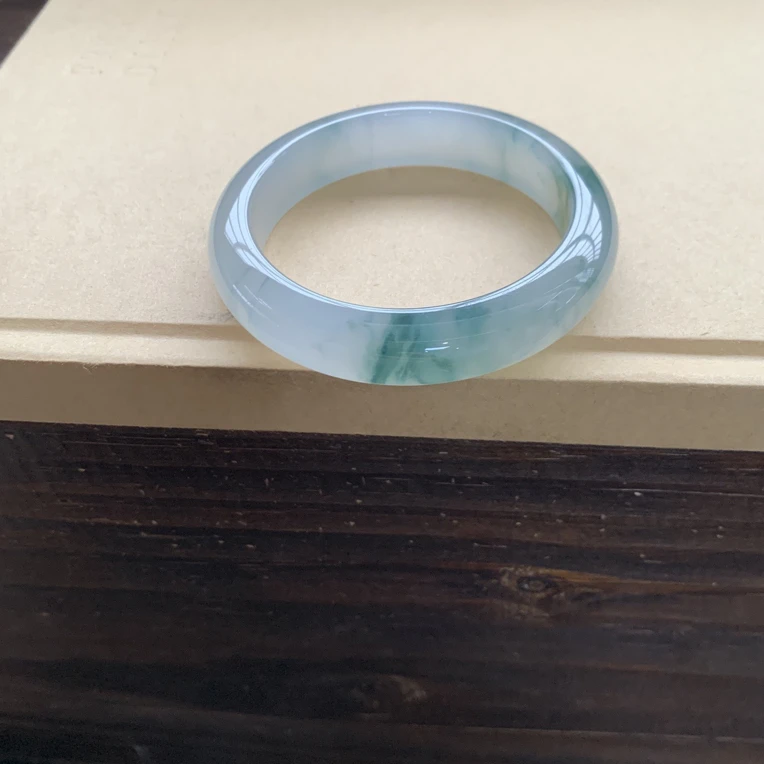 冰种细腻飘花手镯，特价85000圈口54-12.7-8.5，天然翡翠缅A小纹