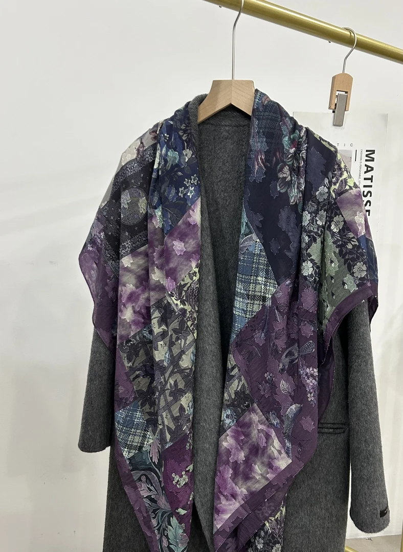 K（绿扣）xys-524 【紫气东来】手工卷边烧花双面140*140方巾