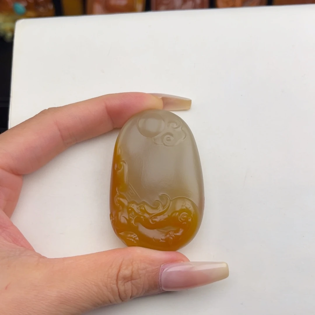 二***休石英质玉未镶嵌黄蜡石吊坠