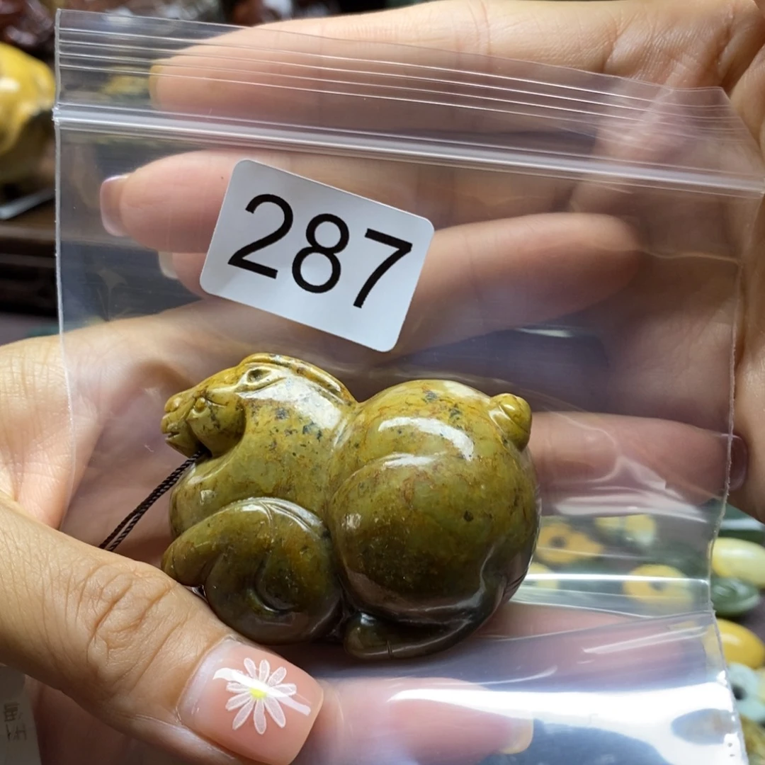 未镶嵌岫岩河磨玉（透闪石质玉）把件