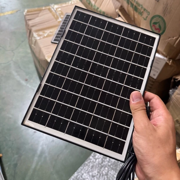 C81-(可冲手机)带线太阳能光伏板（尺寸24.5cm*17.5cm）