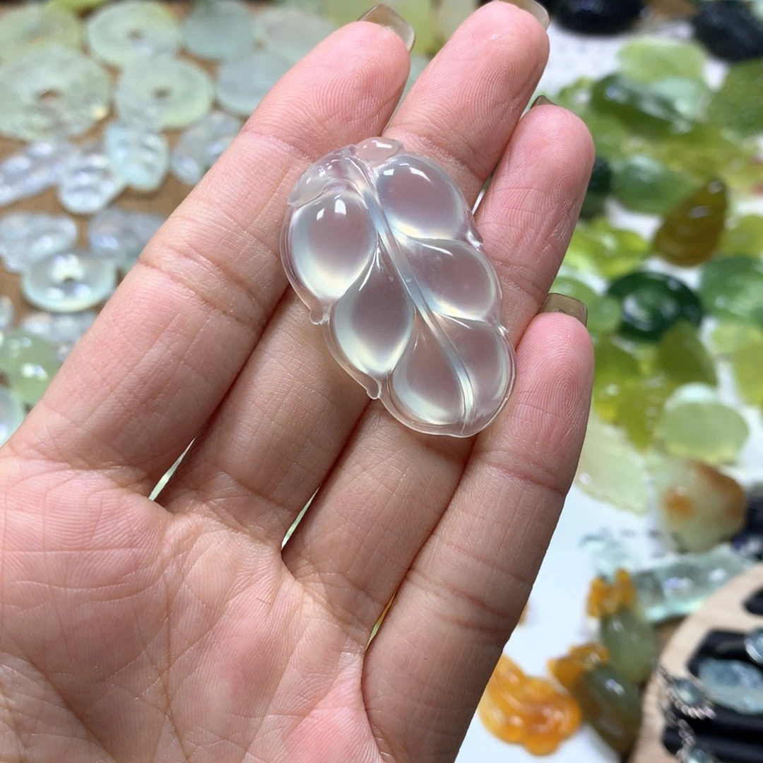 岫玉颈饰未镶嵌恰**分叶子