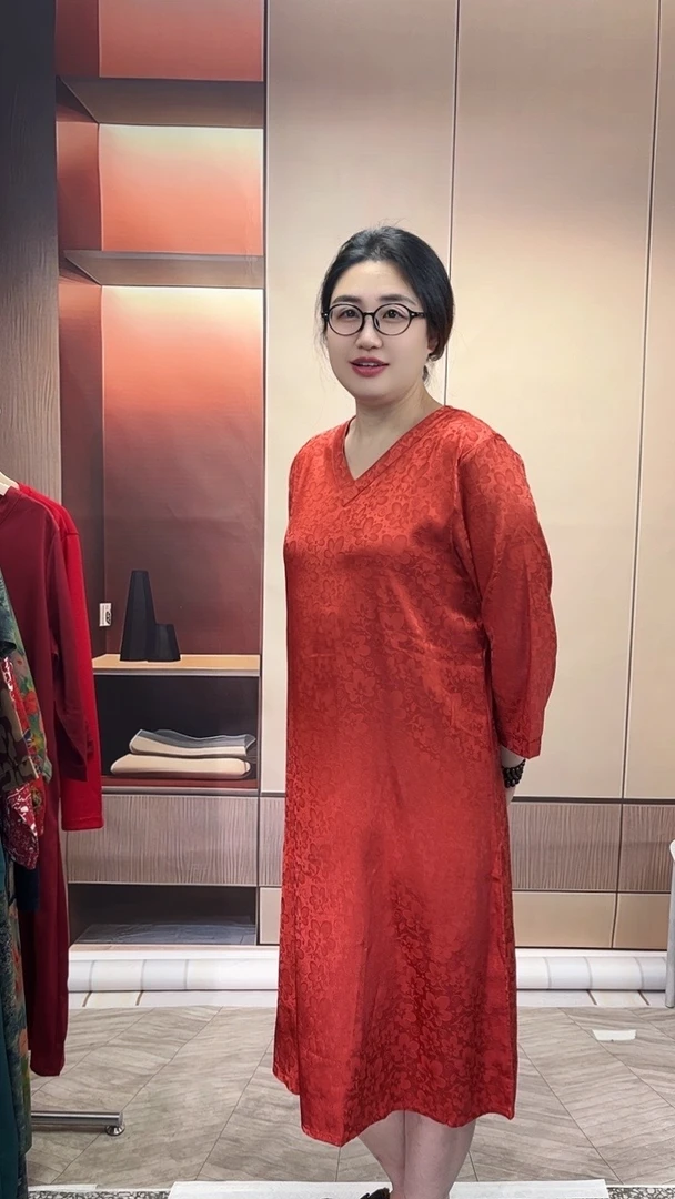 新款气质时尚V领提花A字裙妈妈装中袖宽松显瘦洋气中长款连衣裙