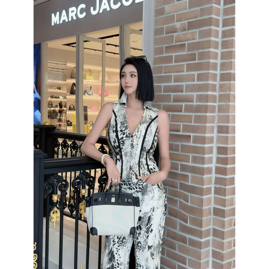 DOUWU【恋爱女神】黑白波点豹纹挂脖砍袖翻领马甲长裤套装 TZQ13954