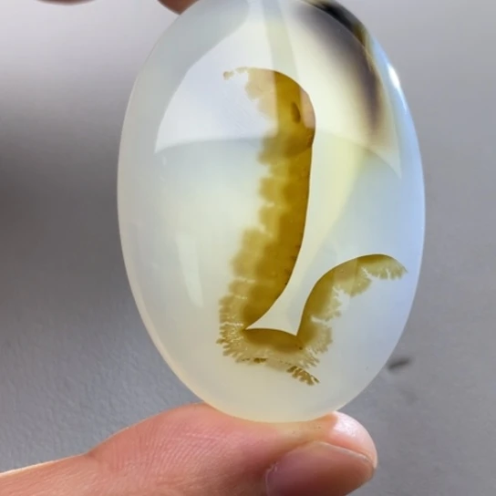 玛瑙/玉髓颈饰未镶嵌钟*