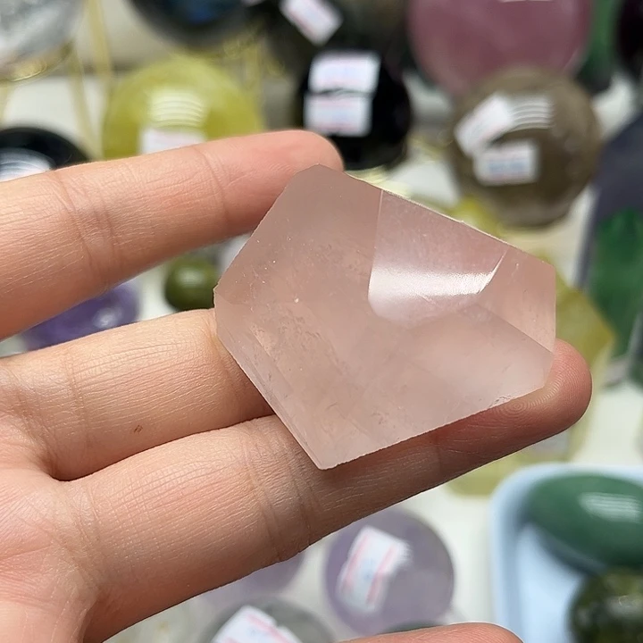 水晶珠宝半成品未镶嵌52克粉水晶随形