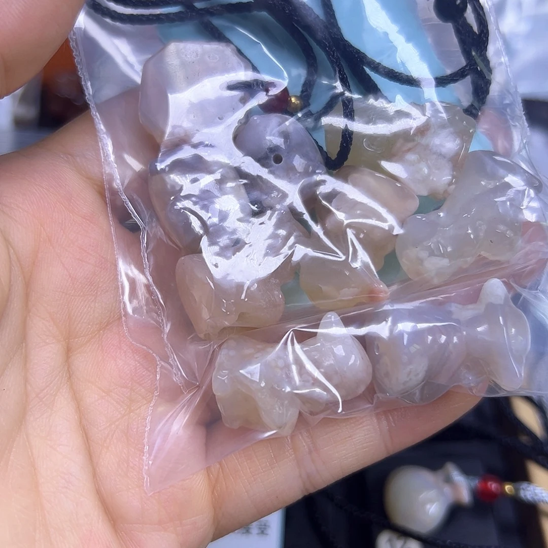 玛***卡石英质玉未镶嵌挂件