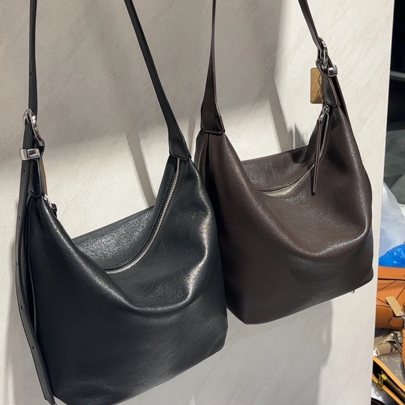 6472羊仔纹牛皮斜挎腋下水桶包