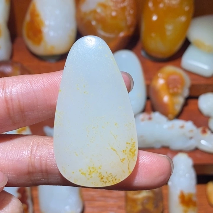 张***火和田玉未镶嵌颈饰