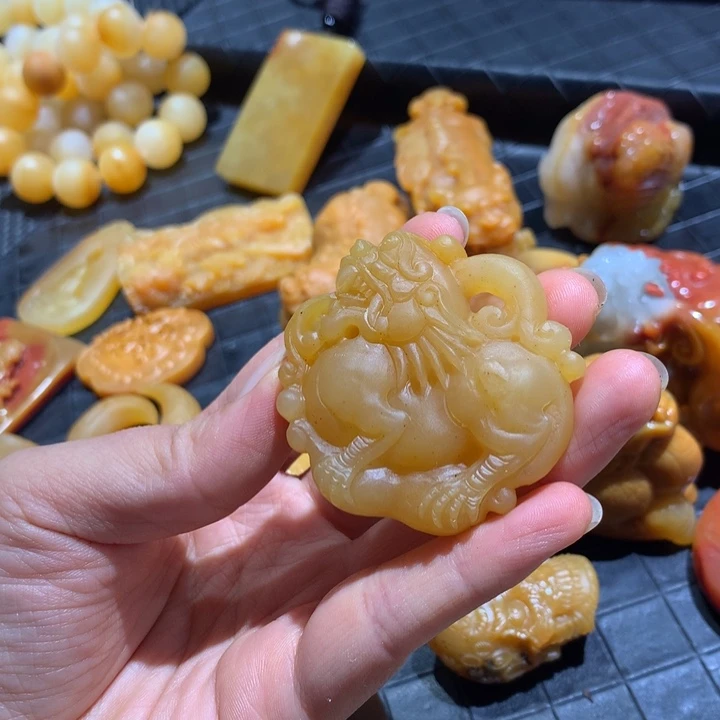 石英质玉(黄龙玉)未镶嵌颈饰