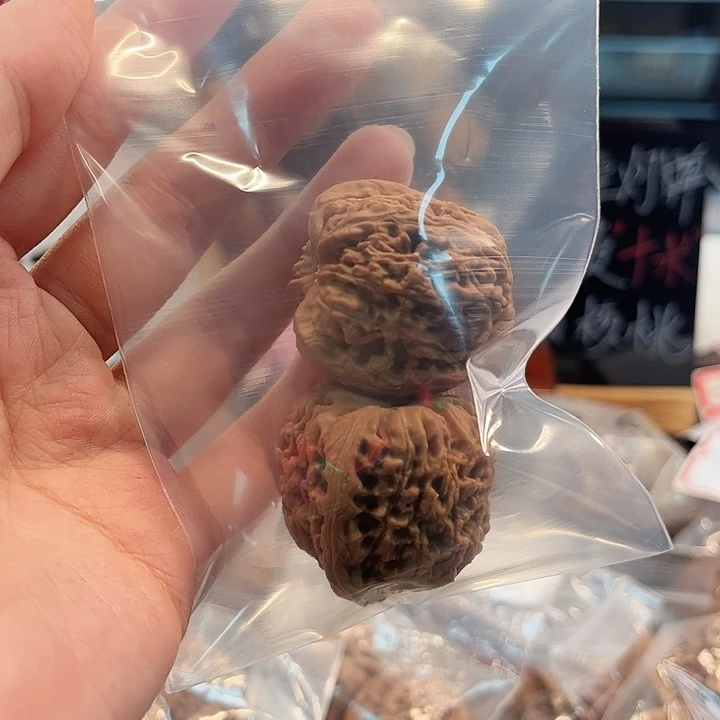 映***雪文玩核桃吊坠南疆石