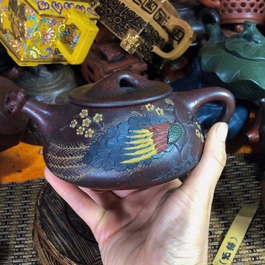 茶壶紫砂原矿泥料手工制作的一把紫砂壶。