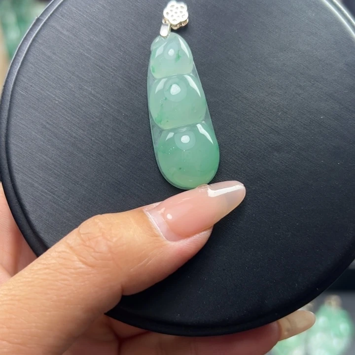 石英质玉（非洲翠）未镶嵌颈饰